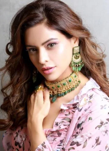 snake chain bracelet gold Aamna Sharif - Aarti Polki Choker
