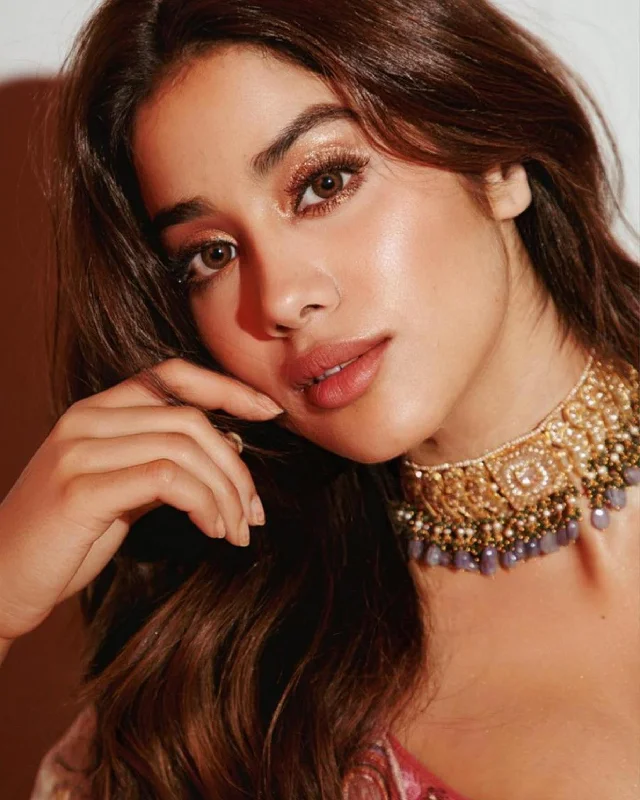 dainty rose gold chain bracelet Janhvi Kapoor - Aarushii Polki Choker